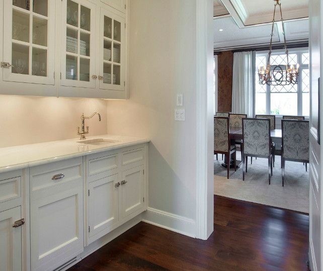 Butler's Pantry. Classic Butler's Pantry Design. This Butler's Pantry has the ideal space! #ButlersPantry #Pantry