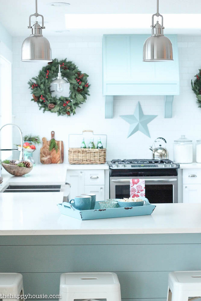 Christmas Kitchen Decor. How to decorate your kitchen for Christmas. Christmas Kitchen #Christmas #Kitchen #Decor #ChristmasDecor The Happy Housie