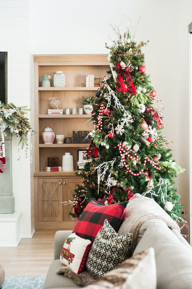 Classic Christmas Tree. Classic Christmas Tree Decor. Classic Christmas Tree Ideas. Classic Christmas Tree Decorating Ideas. #Classic #ChristmasTreeGatehouse No.1.