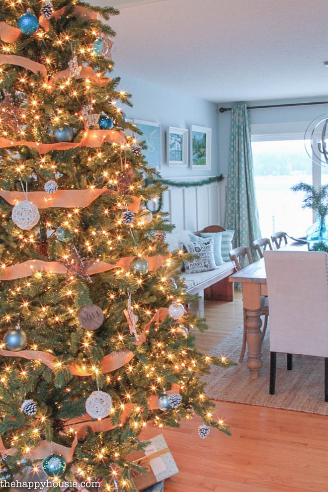 Dining Room Christmas Tree. Dining Room Christmas Tree Ideas. Dining Room Christmas Tree Decor. Dining Room Christmas Tree. #DiningRoom #ChristmasTree The Happy Housie.