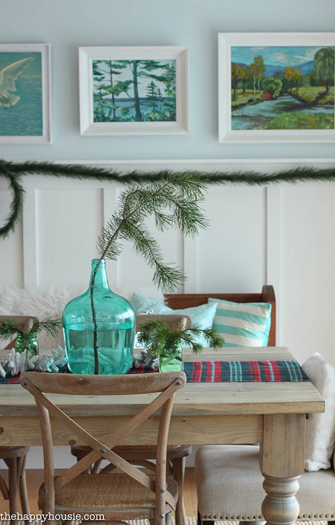 Natural Christmas Decor. Dining Room Natural Christmas Decor. Dining Room Natural Christmas Decor Ideas. #DiningRoom #NaturalChristmasDecor The Happy Housie.