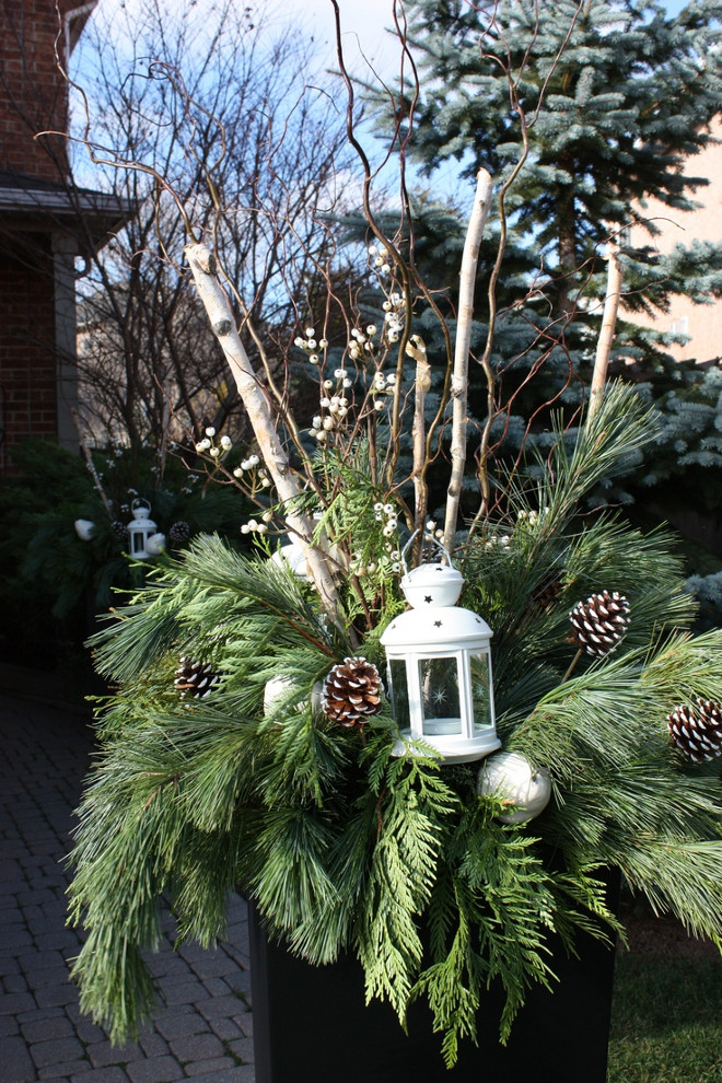 Outdoor Christmas Planter. Outdoor Christmas Planters. Outdoor Christmas Planter Ideas. How to Make an Outdoor Christmas Planter. #Christmas #Planter #Container #OutdoorChristmas Rivercroft Interiors.