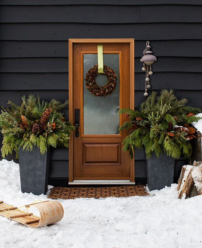 Rustic Christmas Outdoor Decor. Outdoor Christmas. Outdoor Christmas Style Ideas. Outdoor Christmas Decor. Outdoor Christmas Front porch. #Outdoor #Christmas House & Home.