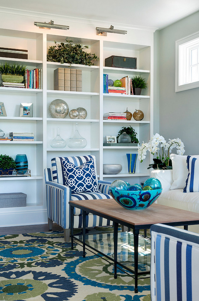 Living room bookcase with blue and white decor. Living room bookcase. Great living room bookcase with blue and white decor but I would change the rug for a sisal, for a quieter look. #Bookcase #blueandwhite #decor #livingroom
