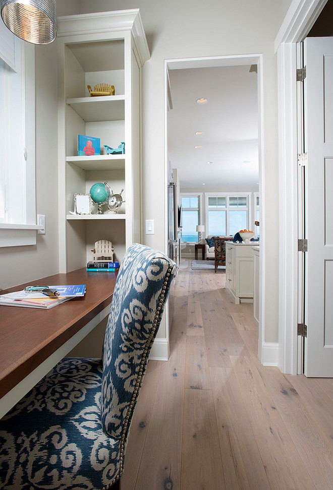 Built in desk off the kitchen. A built in desk is placed just off the kitchen. #BuiltinDesk #Kitchendesk