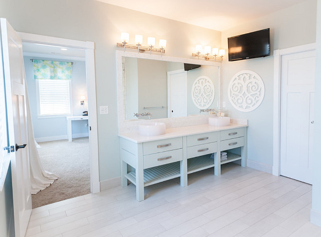 The master bathroom uses a very soothing wall paint color, Glidden Soft Cloud. Glidden Soft Cloud. Soft bathroom paint color ideas. Bathroom spa-like paint color Glidden Soft Cloud #GliddenSoftCloud
