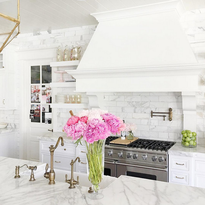 White Kitchen. How to decorate and bring color to a white kitchen. #Whitekitchen #White #kitchen #interiors #addingcolor #addingcolorwhitekitchen Rachel Parcell