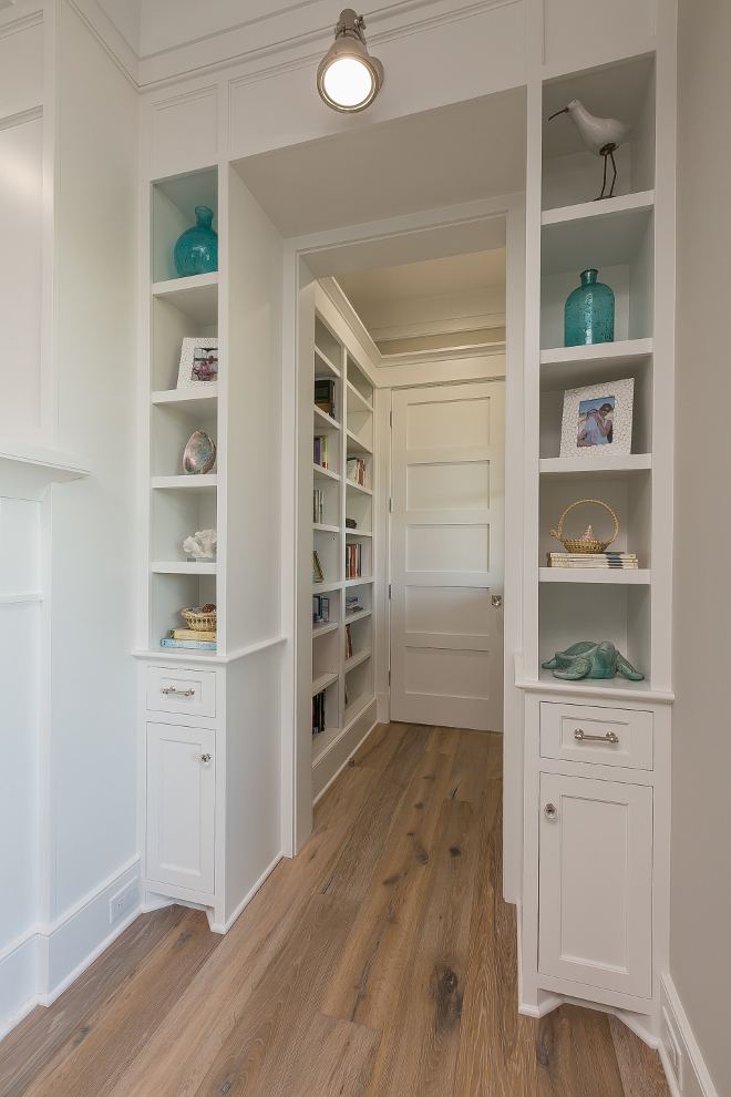 Living Room Built In Bookcase Nook. Living room features a nook with built in bookcases painted in Sherwin Extra White. Living Room Built In Bookcase Nook Sherwin Williams Extra White #LivingRoom #BuiltIn #BookcaseNook #SherwinWilliamsExtraWhite
