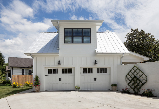 Farmhouse garage. Board and batten Farmhouse garage. Farmhouse garage. Board and batten Farmhouse garage #Farmhouse #garage #BoardandbattenFarmhouse #Farmahousegarage