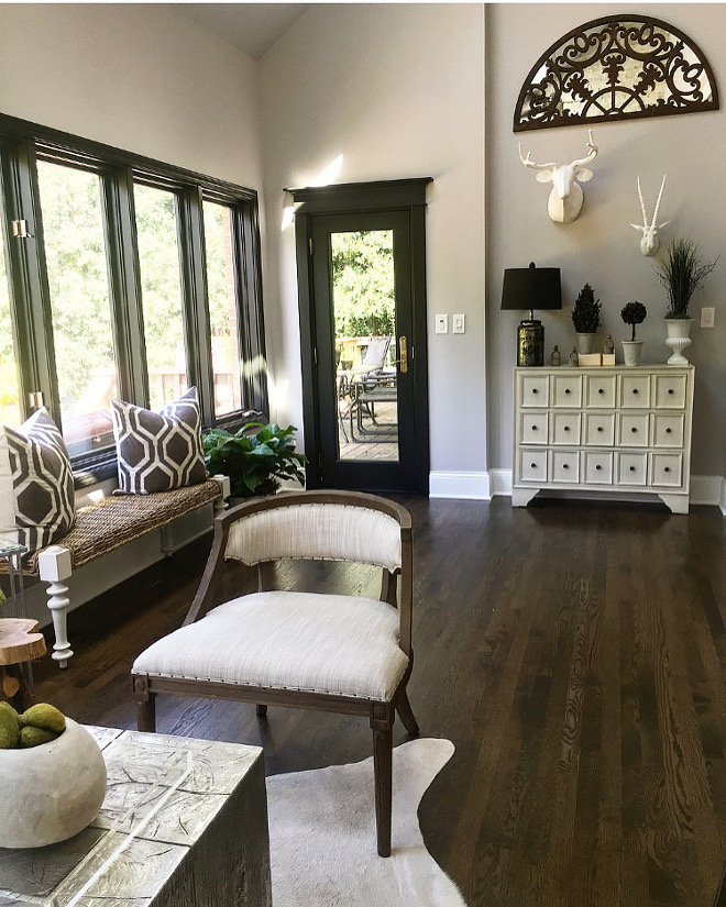  Wall paint: Benjamin Moore Metro Gray. Window and Door Trim: Black Beauty By Benjamin Moore. Benjamin Moore Metro Gray. Benjamin Moore Metro Gray #BenjaminMooreMetroGray Beautiful Homes of Instagram Sumhouse_Sumwear