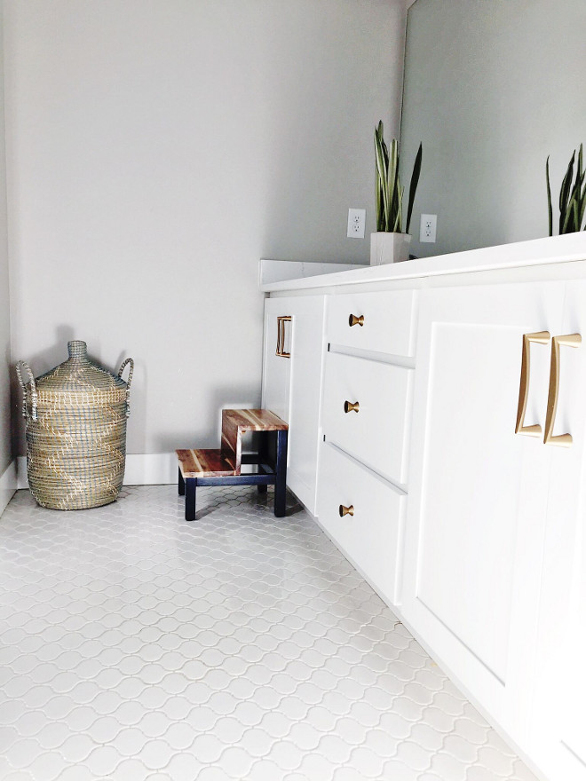 Bathroom white floor tile. The bathroom white floor tile is American Olean Vaughn Porcelain Mosaic Tile. #bathroom #white #floortile #whitetile #whitefloor bathroom-white-floor-tile #AmericanOleanVaughnPorcelainMosaicTile Home Bunch's Beautiful Homes of Instagram janscarpino