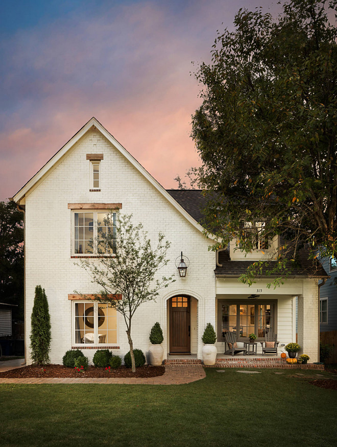 Off white brick exterior paint color. Oyster White paint color SW 7637 by Sherwin-William #OysterWhite #SW7637 #SherwinWilliam #paintcolor #offwhite #brickexterior Willow Homes