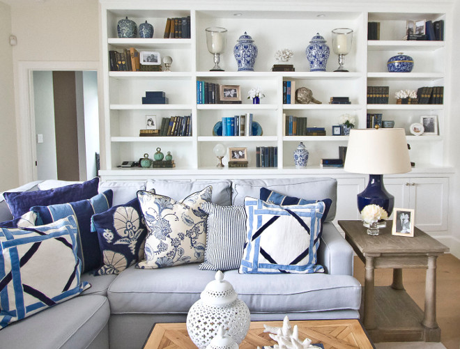 Sectional with blue and white pillows. Pillows on sectional. How to style pillows on sectional sofa. Sectionall pillows. This comfy light blue sectional is by Barclay Butera. living-room-pillows #sectional #pillows #pillowssectional #sectionalpillows #pillow Home Bunch Beautiful Homes of Instagram Bryan Shap @realbryansharp