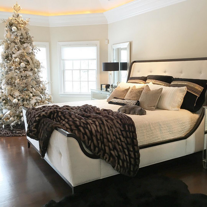 Bedroom Christmas Tree. Bedroom Christmas Tree Ideas. Bedroom Christmas Tree #BedroomChristmasTree #Bedroom #ChristmasTree Susan Lynn via Instagram @stylebysusanlynn