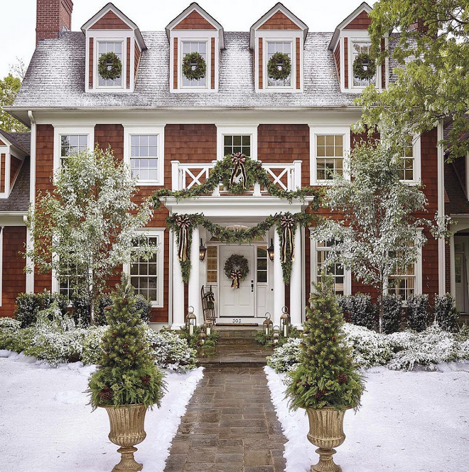 Christmas Exterior Decor. Christmas Exterior Decor Ideas. Christmas Exterior Decor #ChristmasExteriorDecor #ChristmasExterior #Christmas #HomeExteriorDecor Via Frontgate