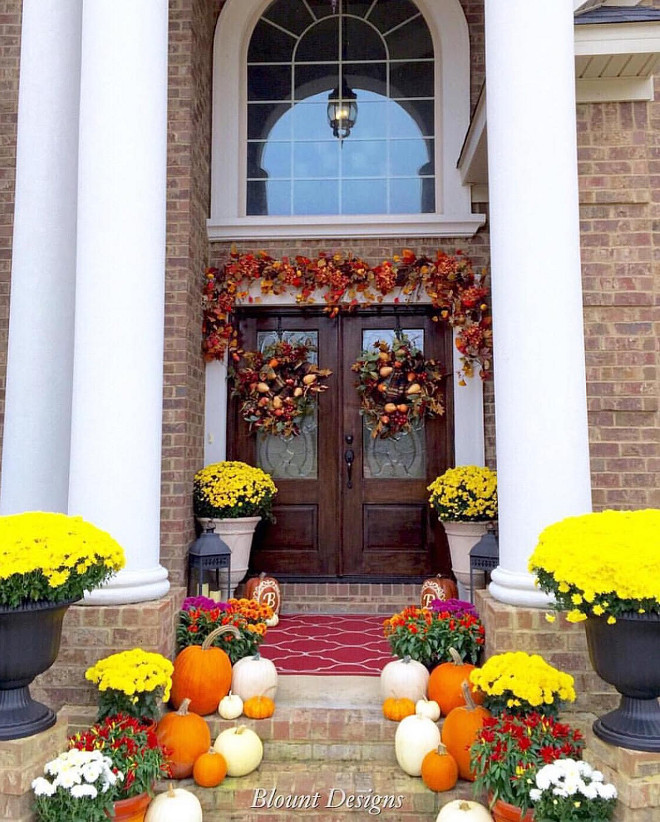 Exterior Fall Decor. Front Porch fall decor. exterior-fall-decor #falldecor #exteriorfalldecor Home Bunch Beautiful Homes of Instagram @blountdesigns 