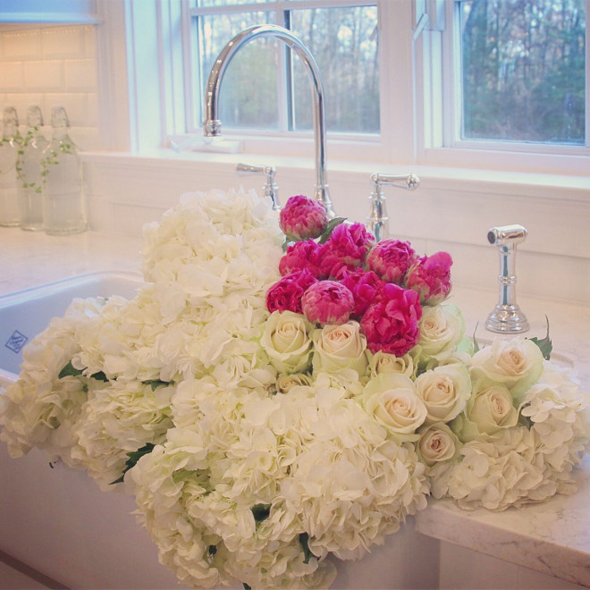 Farmhouse sink. Rohl farmhouse sink with fresh flowers. Beautiful fresh flowers in a white farmhouse sink by Rohl. #Farmhousesink #Farmhouse #Sink #Kithensink #sink #freshflowers Home Bunch's Beautiful Homes of Instagram peonypartydesigns