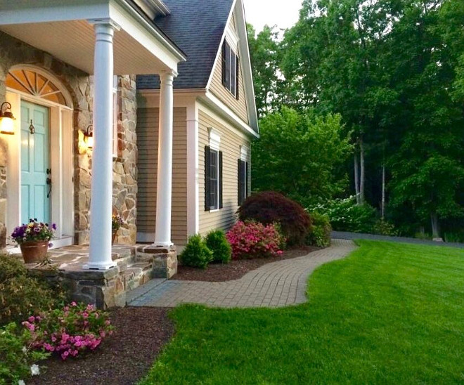 Front yard landscaping. Traditional home landscaping. Beautiful Front yard landscaping ideas. #Frontyardlandscaping #traditional #Frontyard #landscaping #traditionalhome Beautiful Homes of Instagram peonypartydesigns