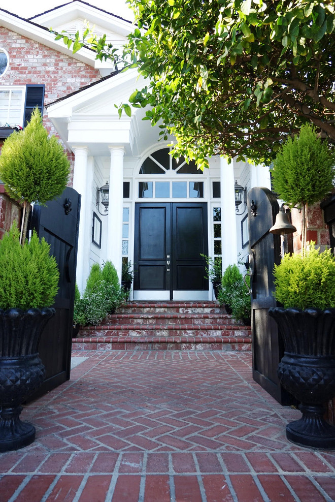 Sherwin Williams SW6991 Black Magic. Black door paint color Sherwin Williams SW6991 Black Magic. #SherwinWilliamsSW6991BlackMagic #SherwinWilliamsSW6991 #SherwinWilliamsBlackMagic #Blackdoor #Blackdoorpaintcolor sherwin-williams-sw6991-black-magic @figandtwigs on instagram