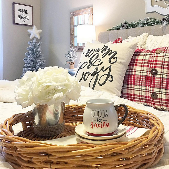 Bedroom Christmas Ideas. Bedroom Christmas. Bedroom Christmas Decor. Bedroom Christmas Decor Ideas #BedroomChristmasIdeas #BedroomChristmas #BedroomChristmasDecor #BedroomChristmasDecorIdeas Aly McDaniel via Instagram @thedowntownaly