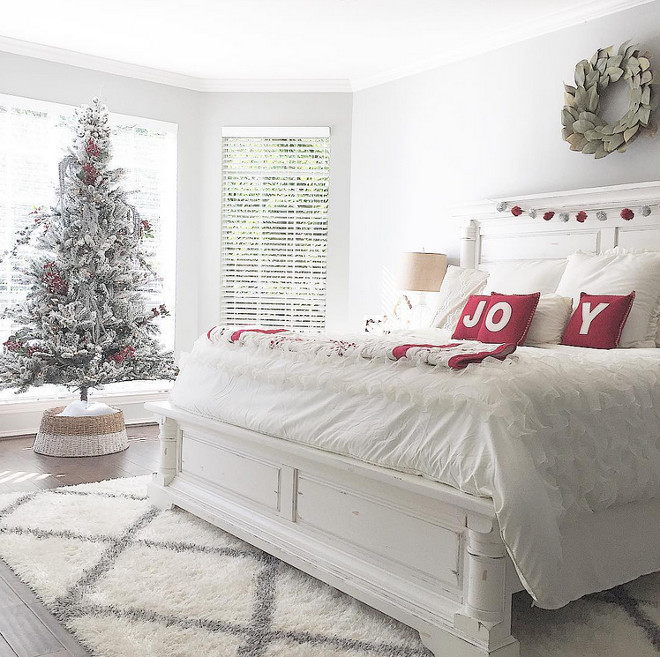 Bedroom Christmas tree. Neutral Bedroom Christmas tree. Neutral Bedroom Christmas tree ideas #BedroomChristmastree #Bedroom #Christmastree #NeutralBedroomChristmastree Mary Beth via Instagram @houseofnichols.