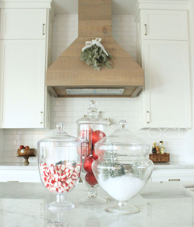 Christmas Kitchen Decor. Christmas Kitchen Decor Ideas. Christmas Kitchen Decor. Christmas Kitchen Decor #ChristmasKitchenDecor #ChristmasKitchen Beautiful Homes of Instagram organizecleandecorate