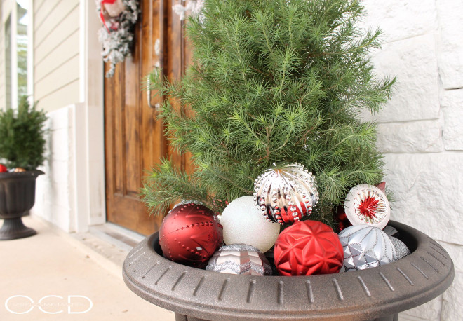 Christmas Planter Ideas. Front door Christmas Planter Ideas. #ChristmasPlanterIdeas #ChristmasPlanters #Christmas #Planter Beautiful Homes of Instagram organizecleandecorate