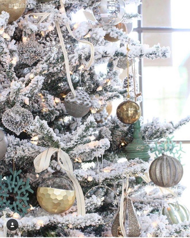 Flocked Christmas Tree Decor. Flocked Christmas Tree Decorating ideas #FlockedChristmasTreeDecor #FlockedChristmasTree Hollie via Instagram @artfulhomestead