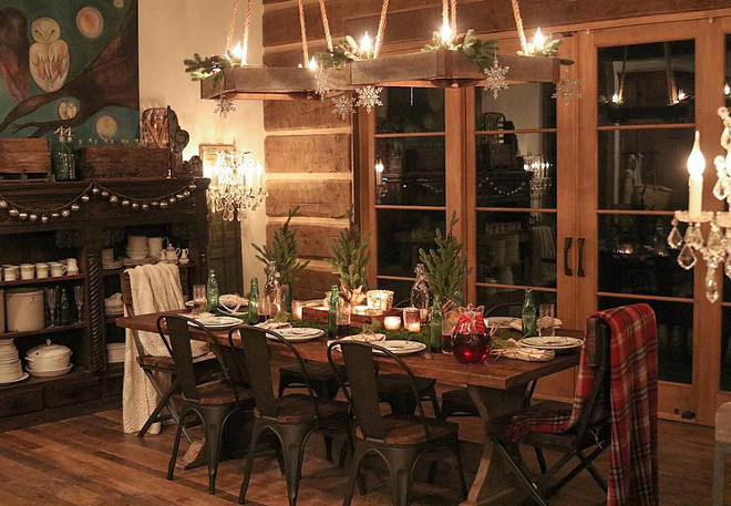 Rustic Christmas Dining Room Decor. Rustic Christmas Dining Room Decor Ideas. Rustic Christmas Dining Room Decor. Warm and inviting Rustic Christmas Dining Room Decor #RusticChristmasDecor #ChristmasDiningRoomDecor Home Bunch's Beautiful Homes of Instagram @birdie_farm