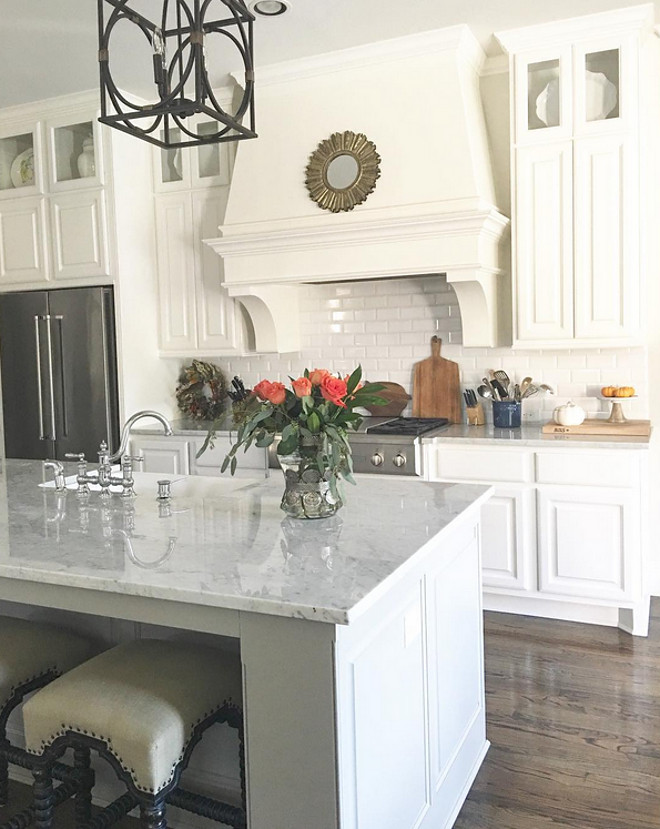 Grey Kitchen Island. Kitchen Island Paint Color Classic Gray by Benjamin Moore. Grey Kitchen Island. #GreyKitchenIsland #KitchenIsland #GreyIsland Beautiful Homes of Instagram: classicstylehome