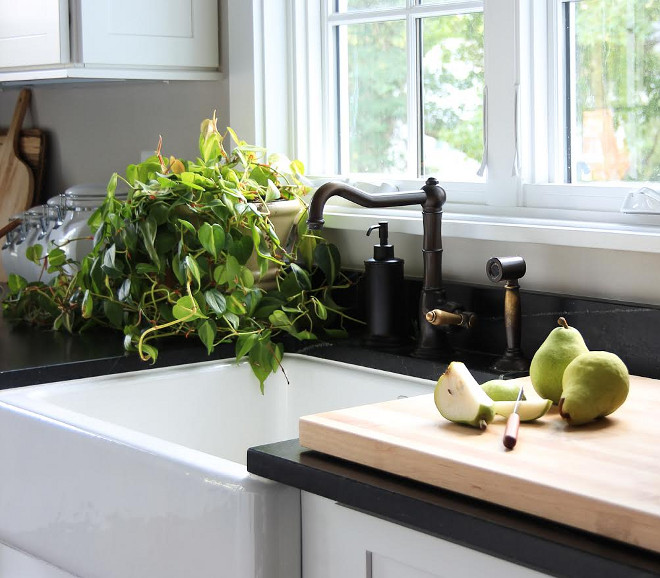 Farmhouse kitchen sink and faucet. Farmhouse kitchen sink and faucet #Farmhouse #Farmhousekitchen #farmhousesink #Kitchenfaucet Beautiful Homes of Instagram @greensprucedesigns