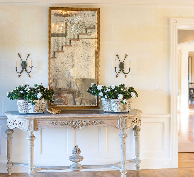 Foyer console table and mirror. Foyer console table and mirror ideas. Foyer console table and mirror #Foyer #consoletable #mirror Home Bunch's Beautiful Homes of Instagram @loveyourperch
