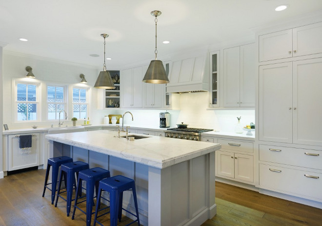 White Kitchen with light grey island and brushed brass lighting White Kitchen with light grey island and brushed brass lighting #WhiteKitchen #lightgreyisland #brushedbrasslighting Hamilton Architects
