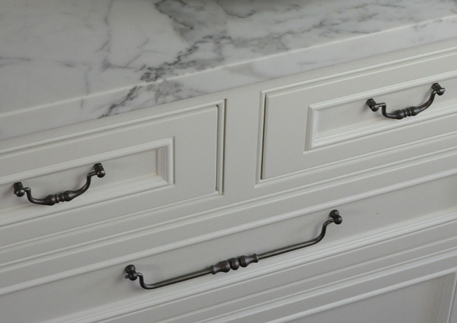 Cabinet Hardware. Kitchen Hardware. Long Pulls Hardware Ideas I had so much fun choosing the hardware for this kitchen. I especially love the long drawer pulls #CabinetHardware #KitchenHardware #LongPulls #Hardware Beautiful Homes of Instagram @SanctuaryHomeDecor