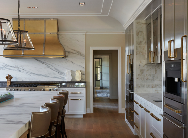 Brass Kitchen Hood with white marble slab backsplash. Brass Kitchen Hood with white marble slab backsplash ideas. Brass Kitchen Hood with white marble slab backsplash. Brass Kitchen Hood with white marble slab backsplash #BrassKitchenHood #BrassHood #KitchenHood #whitemarble #slabbacksplash Vicente Burin Architects