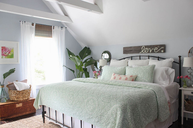 Farmhouse Bedroom with fresh summery decor. Farmhouse Bedroom with fresh summery decor. Farmhouse Bedroom with fresh summery decor #FarmhouseBedroom #summerydecor Home Bunch's Beautiful Homes of Instagram @laura_willowstreetinteriors
