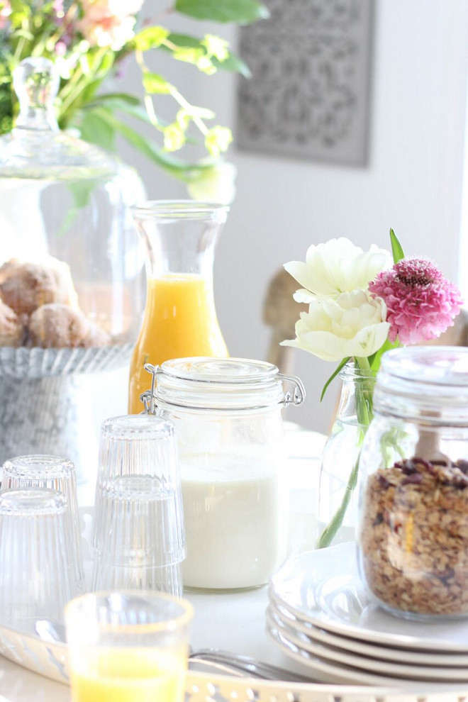 Farmhouse Breakfast Table Setting. Home Bunch's Beautiful Homes of Instagram @laura_willowstreetinteriors