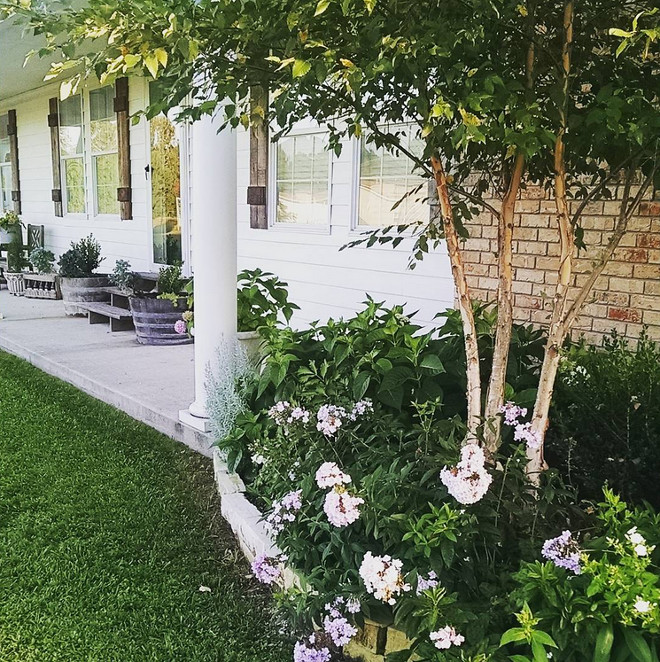 Front yard gardening ideas. Home Bunch's Beautiful Homes of Instagram @becky.cunningham.home