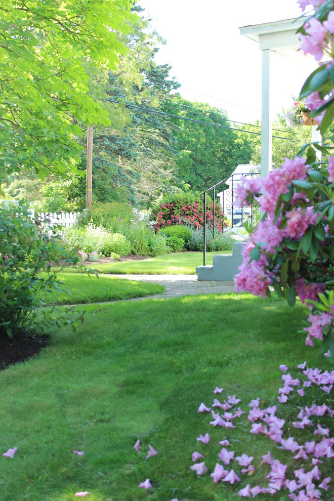 Gardening Tips. My husband and I are wannabe gardeners of sorts. We don't really know what we're doing, but we love to be outside working in the garden whenever we can. We've added lots of beds and flowering shrubs throughout the property over the years. #gardening Home Bunch's Beautiful Homes of Instagram laura_willowstreetinteriors