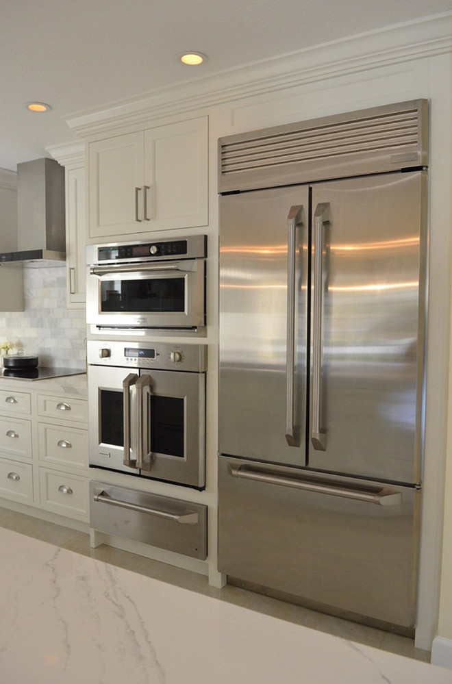 White Kitchen with Driftwood Peninsula - Home Bunch Interior Design Ideas