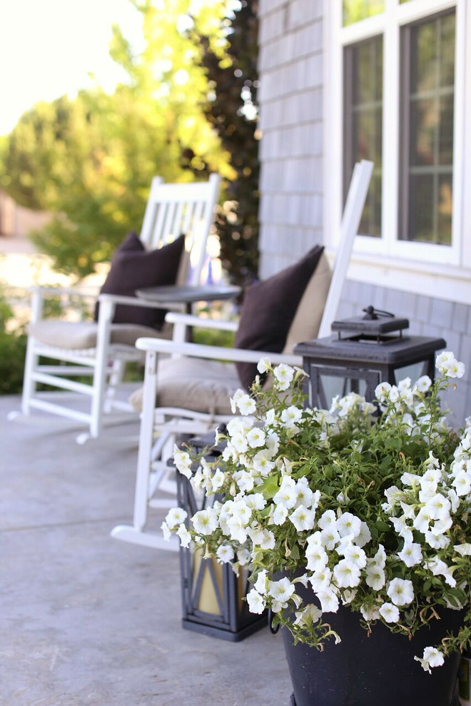 Porch with black planters and white flowers. Black planters and white flowers. Porch with black planters and white flowers #Porch #blackplanters #whiteflowers Home Bunch's Beautiful Homes of Instagram @cambridgehomecompany