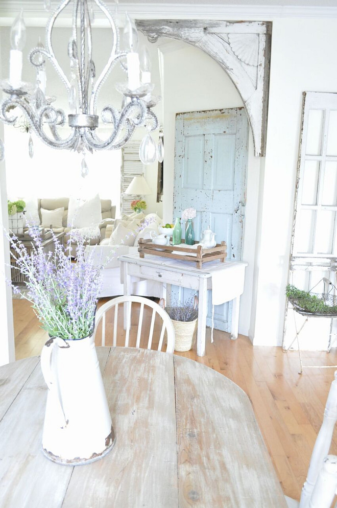 Vintage Farmhouse Interiors. Vintage Farmhouse Interior Ideas. Vintage Farmhouse Interiors #VintageFarmhouseInteriors #VintageFarmhouseInteriorIdeas Home Bunch's Beautiful Homes of Instagram @becky.cunningham.home