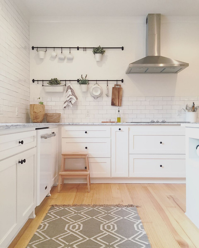 White Farmhouse Kitchen Paint Color Sherwin Williams Alabaster. White Farmhouse Kitchen Paint Color Sherwin Williams Alabaster. White Farmhouse Kitchen Paint Color Sherwin Williams Alabaster #WhiteFarmhouseKitchenPaintColor #SherwinWilliamsAlabaster Beautiful Homes of Instagram @theclevergoose