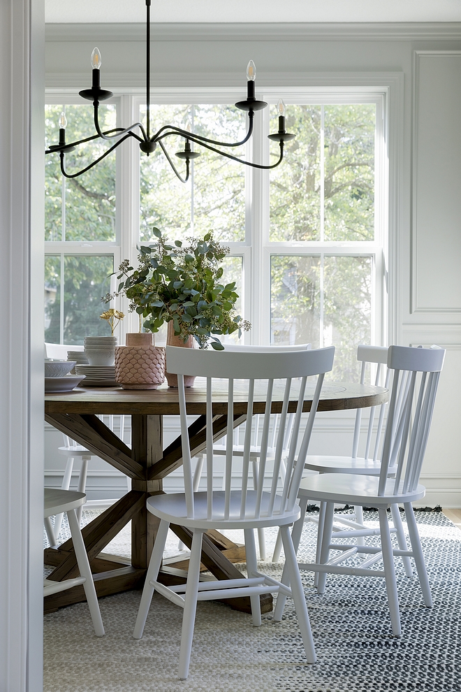 White spindle dining chairs White spindle dining chairs bring a relaxed feel to this dining room #Whitespindle #diningchairs 