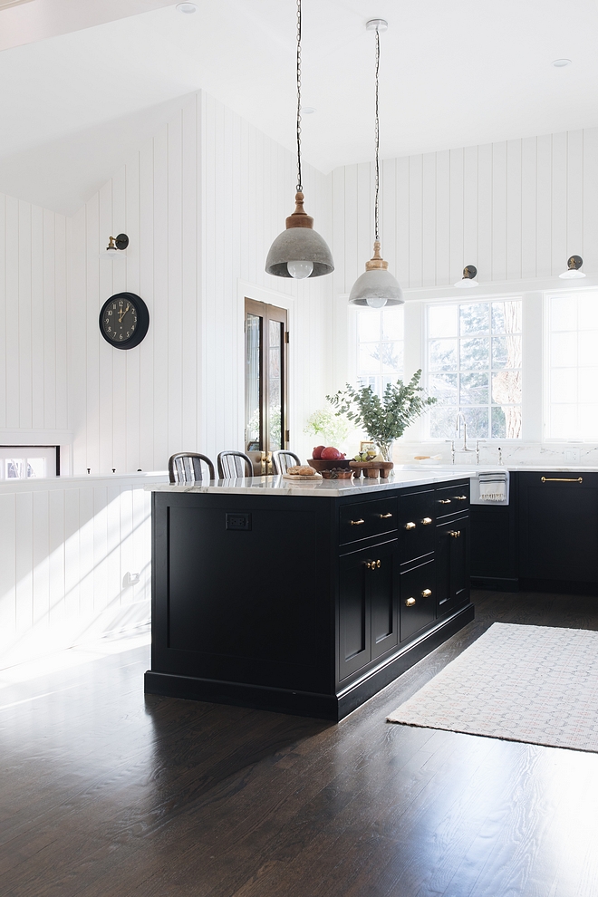 Black cabinetry - for kitchens, bathrooms, mudrooms, etc - are so in right now and I think it looks even more beautiful with dark hardwood floors and brass hardware, as we see here Add white marble to it and you have a winner combination #blackcabinetry #blackkitchens #blackbathrooms #blackmudrooms #blackcabinet