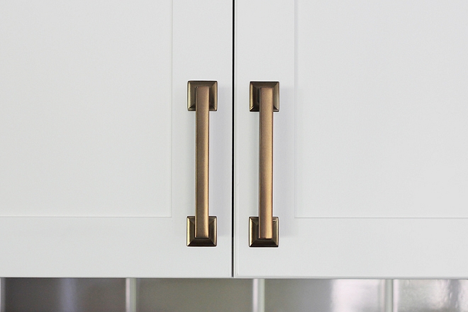 Kitchen Hardware Kitchen Pull Hardware finish is a mix of brass with bronze timeless look Kitchen Hardware Kitchen Pull Hardware finish #KitchenHardware #Kitchen #hardware #Pull #Hardwarefinish