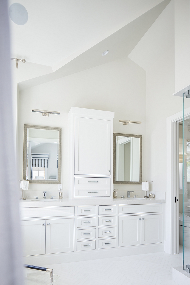 Master Bathroom Complete Paint Color Master bathroom wall paint color is Dunn Edwards Foggy Day and cabinets are Dunn Edwards Carrara #MasterBathroom #PaintColor