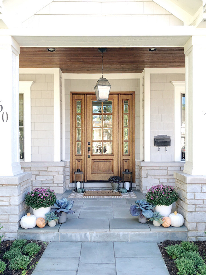 Front Porch Fall Pumpkins Decor Simple and elegant way to decorate porch and front door for Fall Autumn Front Porch Fall Pumpkin #FrontPorch #Fall #Pumpkins #Frontdoor