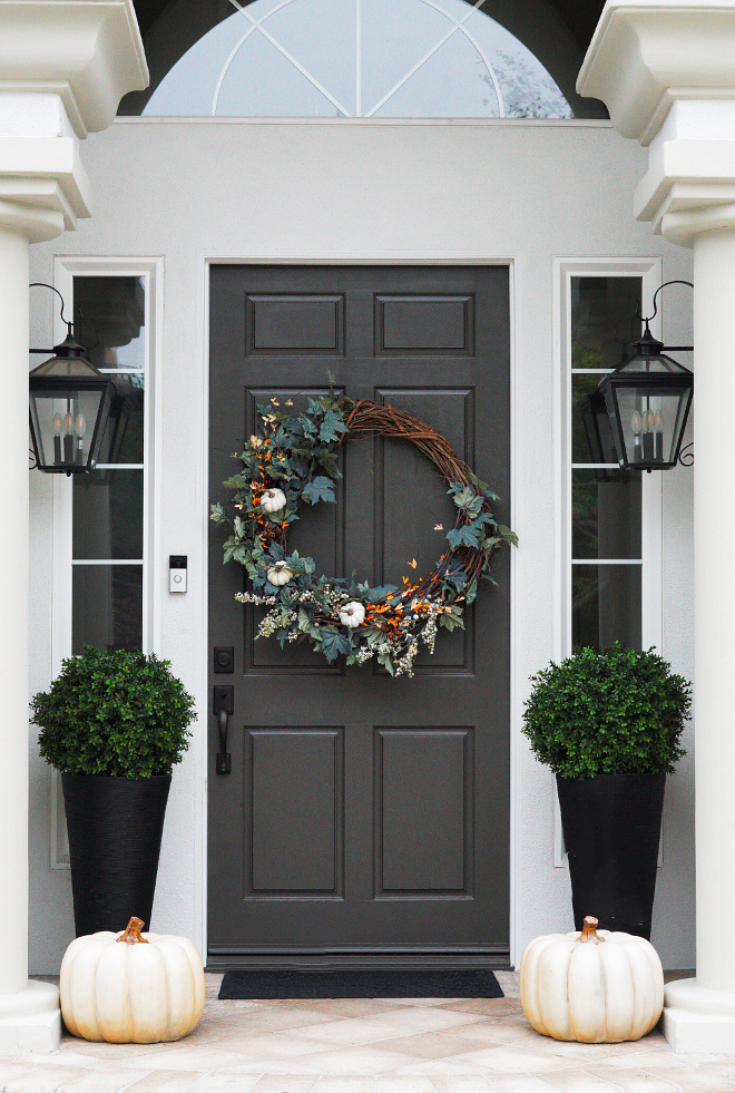 Traditional Fall Entry Decor Door paint color Dunn Edwards Renwick Brown #DunnEdwardsRenwickBrown #Doorpaintcolor