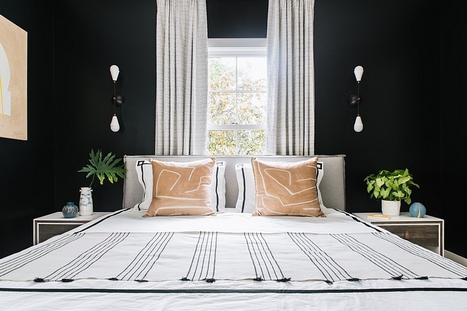 Benjamin Moore Wrought Iron The guest bedroom breaks tradition with the wall finish and features dark walls painted Benjamin Moore Wrought Iron #BenjaminMooreWroughtIron